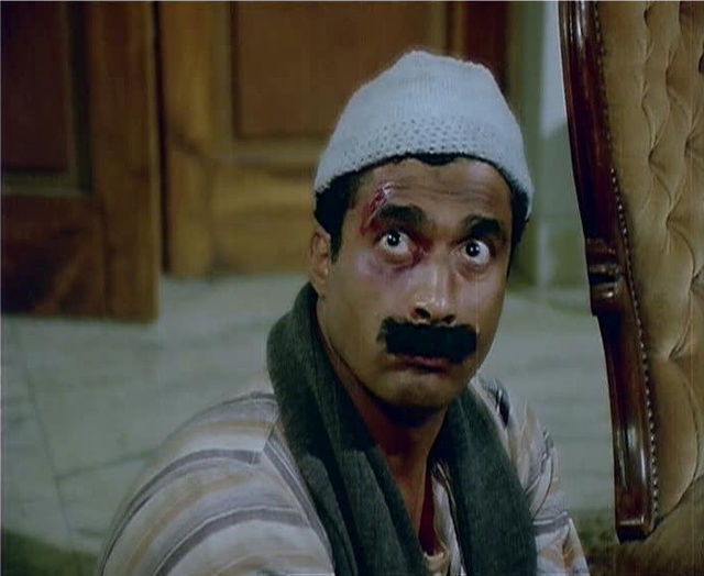 الممثل الراحل أحمد زكي في فيلم "البيه البواب". إنتاج عام 1987. (السينما.كوم)