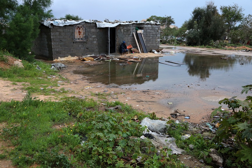 سكن نازح من بنغازي في منطقة تكيه المجاورة للمدينة بعد تهدم بيته ( اندبندت العربية ).jpg