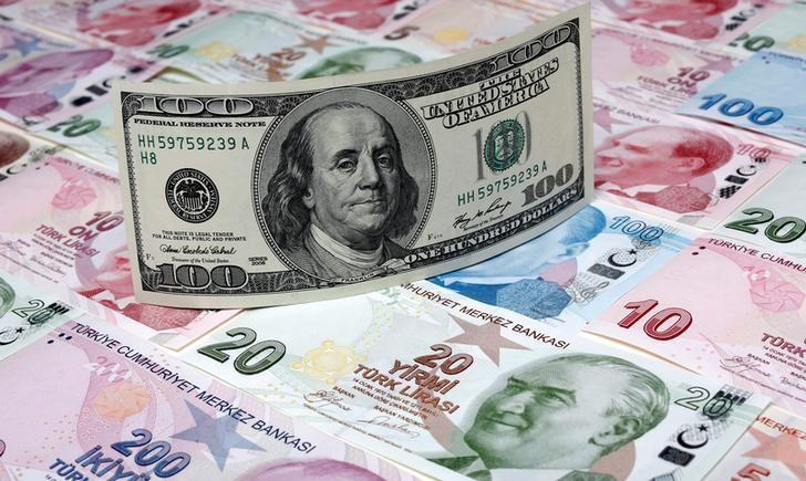 سقوط الليرة التركية وفقدها نحو 18% من قيمتها أمام الدولار الأميركي سمح للتجار الأتراك بضخ بضائع في السوق المصرية بأسعار مخفضة. (رويترز)