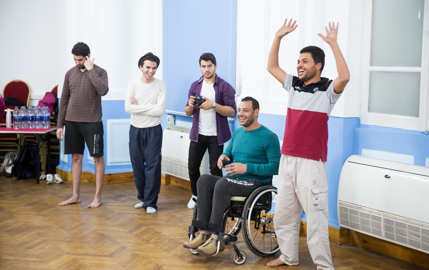 تحضيرات لأحد العروض الراقصة المشاركة في المهرجان. (خاص.إندبندنت عربية)