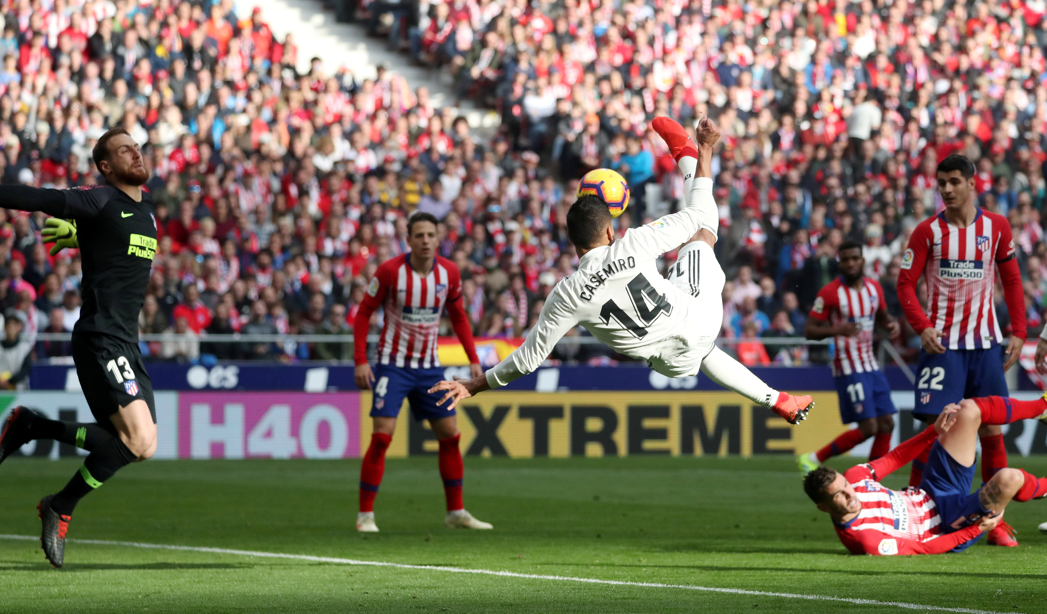 اللاعب كاسيميرو يسجل لريال مدريد هدفه الأول أمام نادي اتلتيكو مدريد في الدوري الإسباني. 9 فبراير (شباط) 2019. (رويترز)