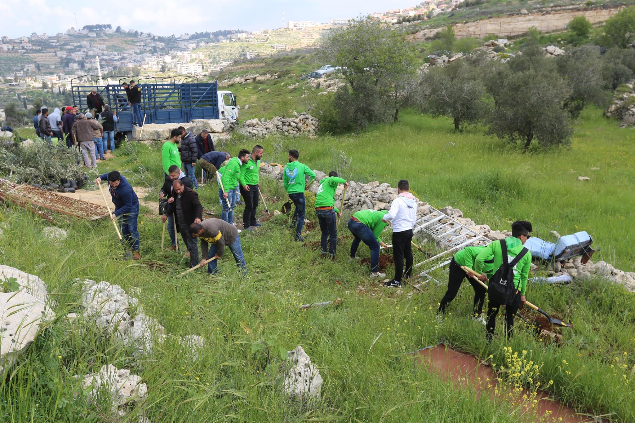 حملة غرس أشجار من تنظيم هيئة مقاومة الجدار والاستيطان في منطقة قطنة شمال غربي القدس (هيئة مقاومة الجدار والاستيطان)
