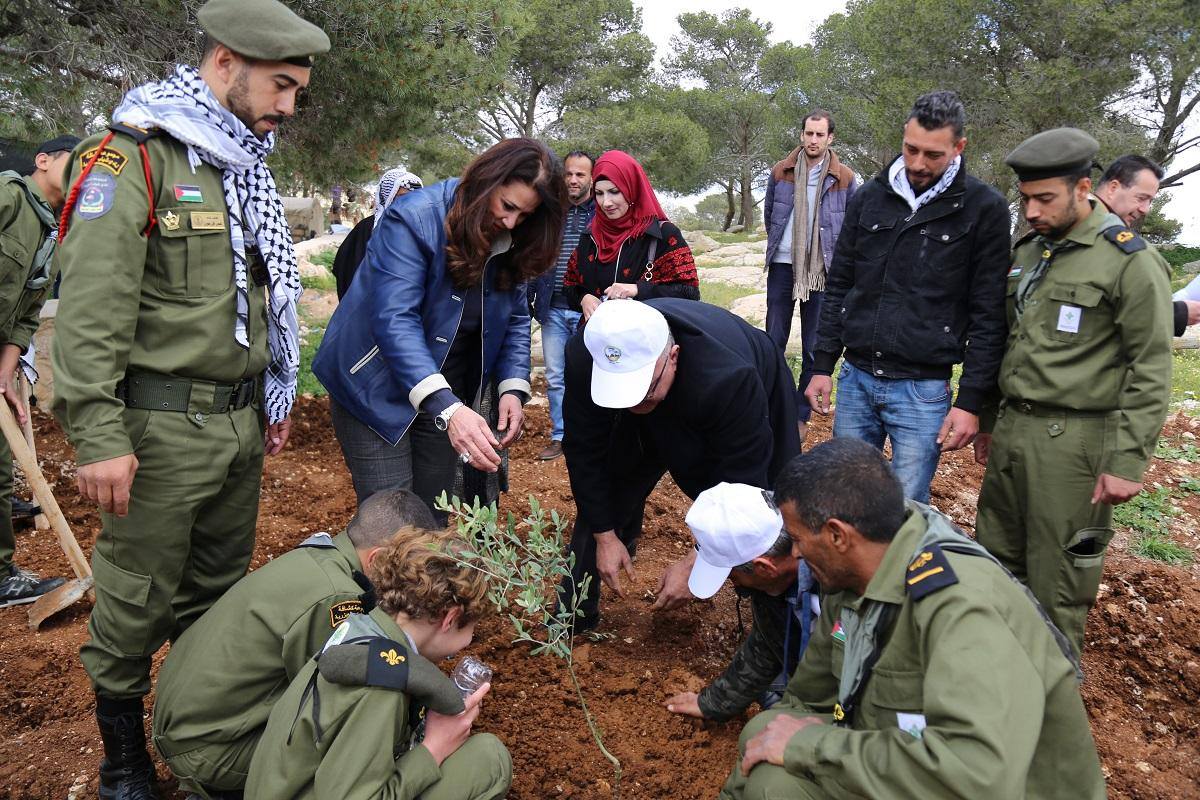 غرس أشجار الزيتون في جبل البابا في العيرزية وفي الأراضي المهددة بالمصادرة قرب القدس (سلطة جودة البيئة)