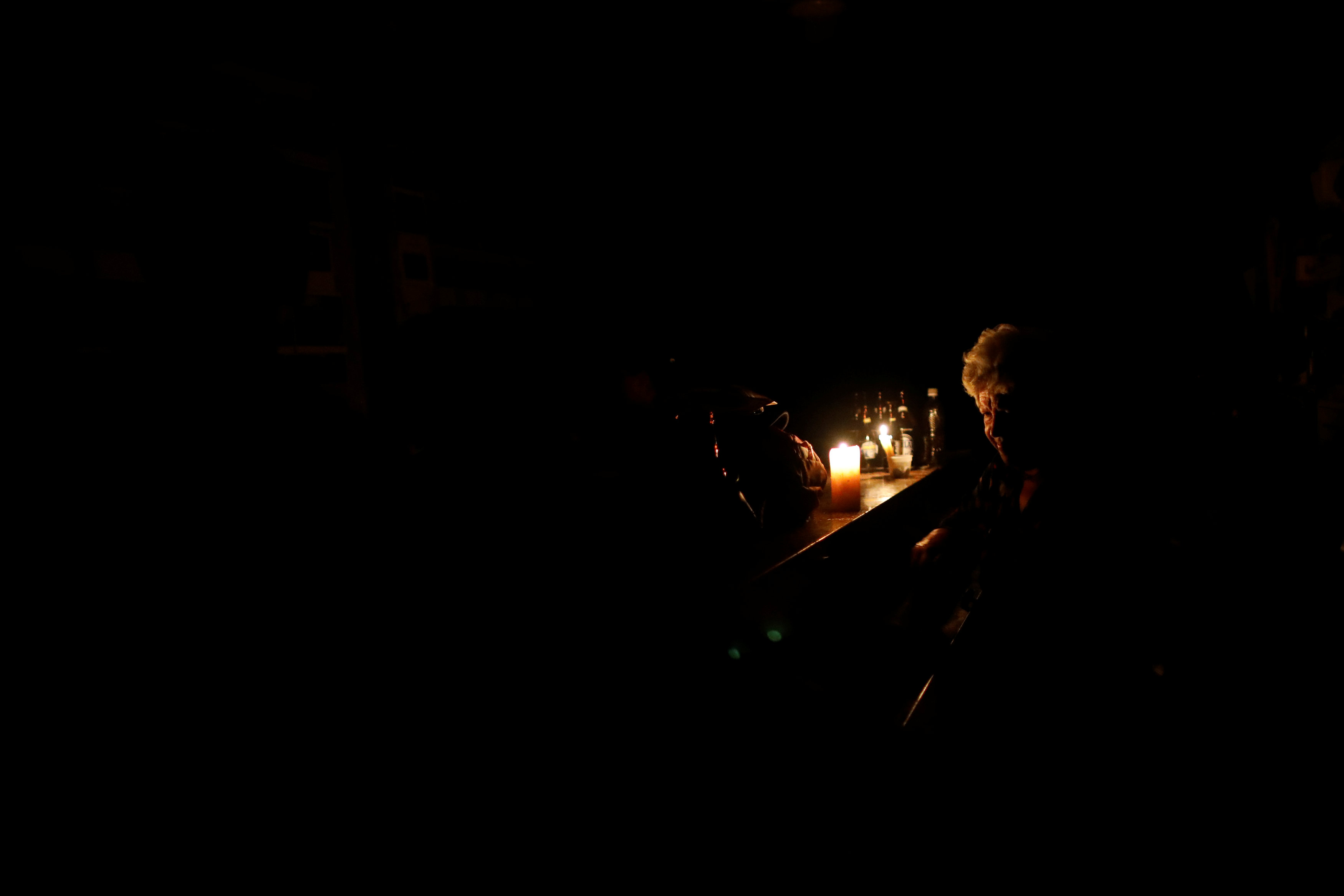 انقطاع الكهرباء في كاراكاس للمرة الثالثة (رويترز)