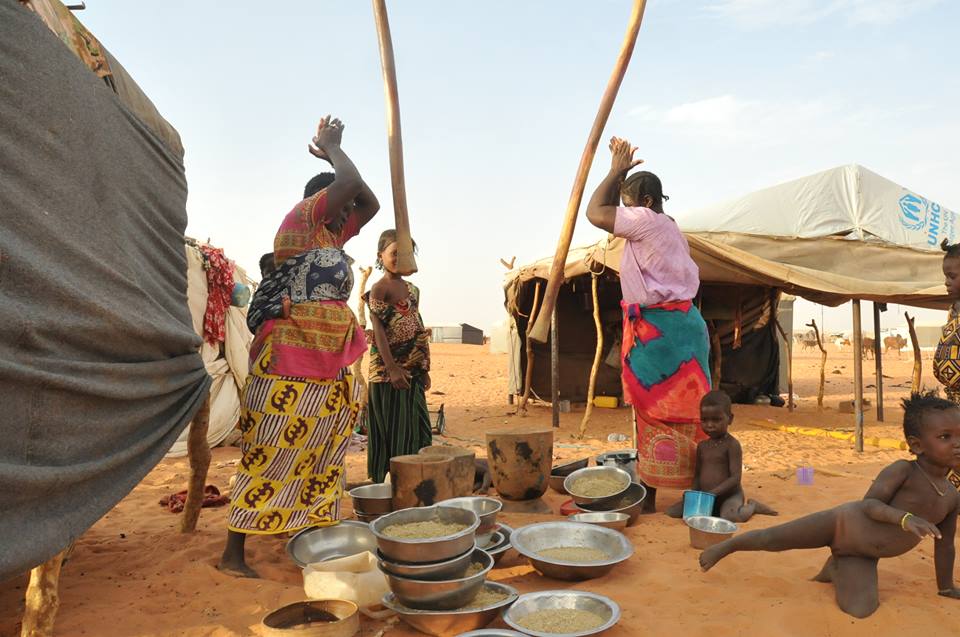 نساء ماليات يحضرن الطعام لأسرهن (اندبندنت عربية)