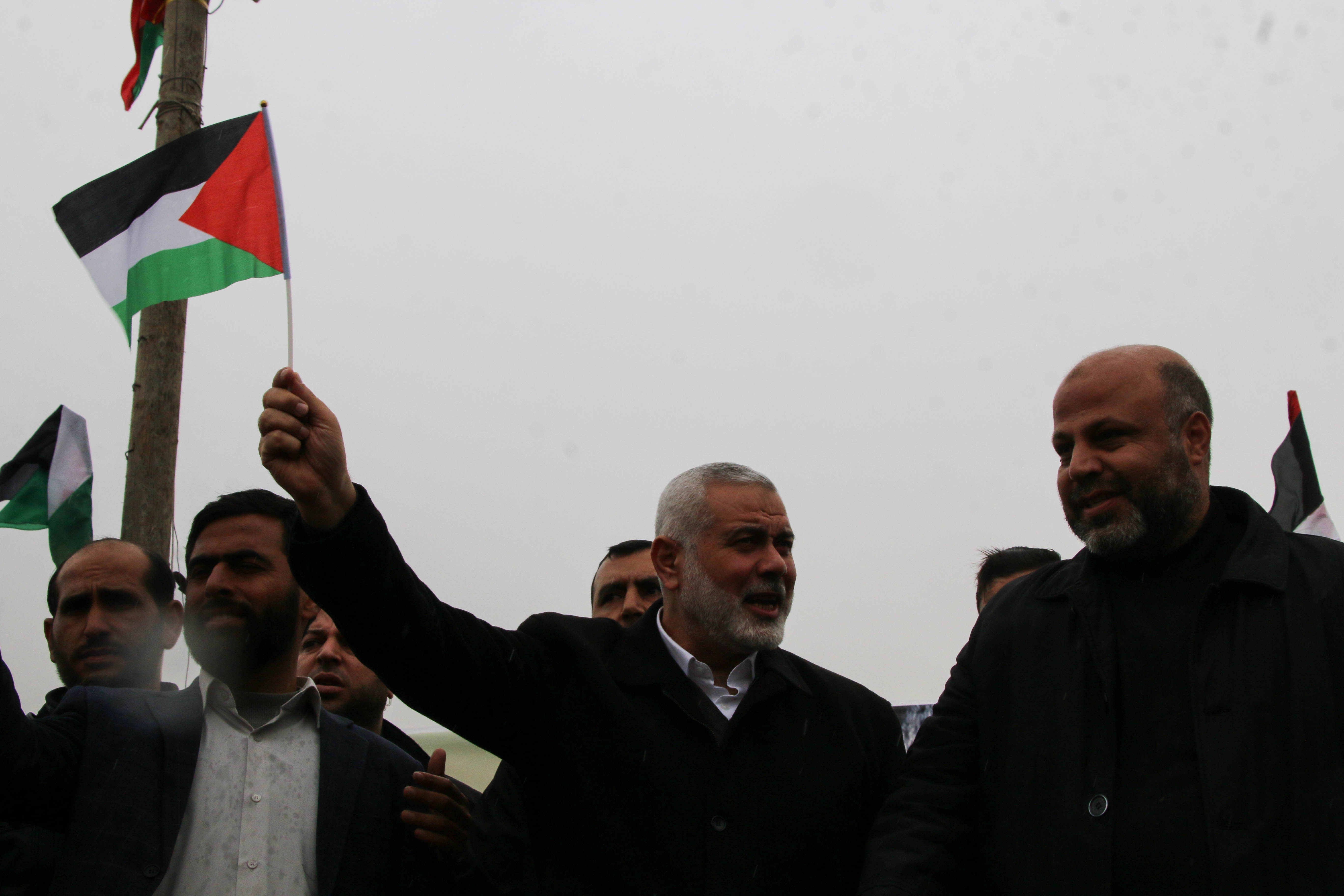 إسماعيل هنية رئيس المكتب السياسي لحركة حماس يحمل العلم الفلسطيني على الحدود الشرقية لقطاع غزة في مليونية الأرض والعودة (أحمد حسب اللله)