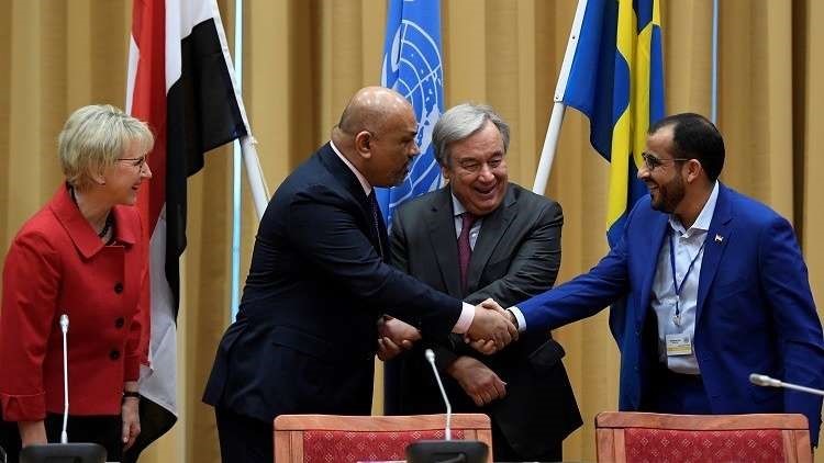 خالد اليماني مصافحة رئيس وفد المليشيات الحوثية إلى محادثات السودي بحضور أمين عام الأمم المتحدة رويترز-أرشيف).JPG