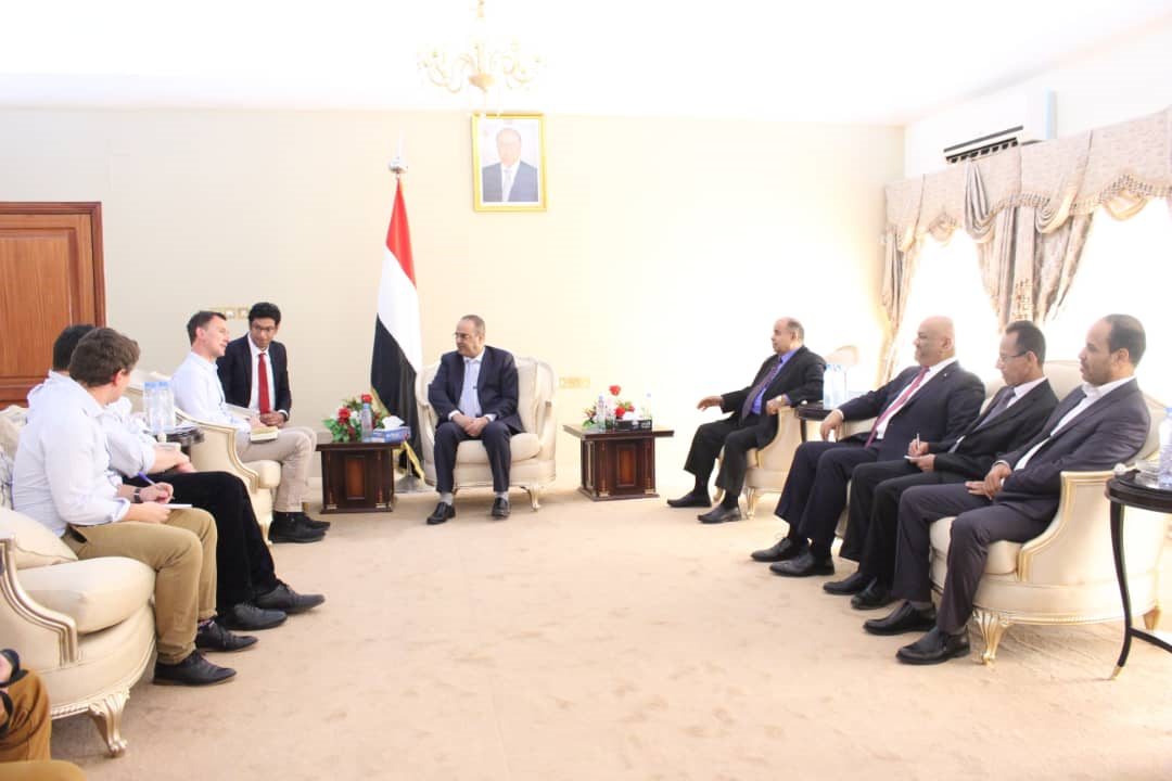 وزير الخارجية البريطاني أثناء اجتماعه في عدن بنائب رئيس الوزراء اليمني أحمد الميسري بحضور عدد من المسؤولين من الجانبين.png