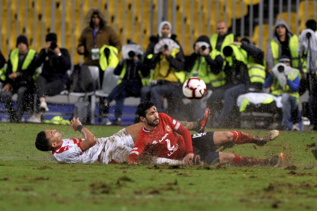 الأمطار الغزيرة أدت إلى خروج المباراة بشكل غير لائق. (حسام علي. إندبندنت عربية)