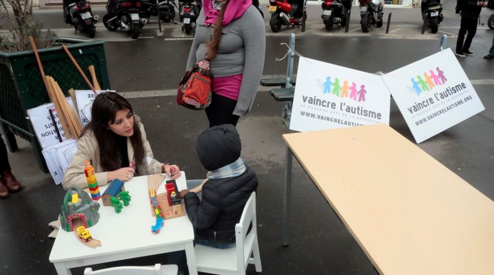 نشاطات مجتمعية للتوعية بمرض التوحد. (أ.ف.ب)