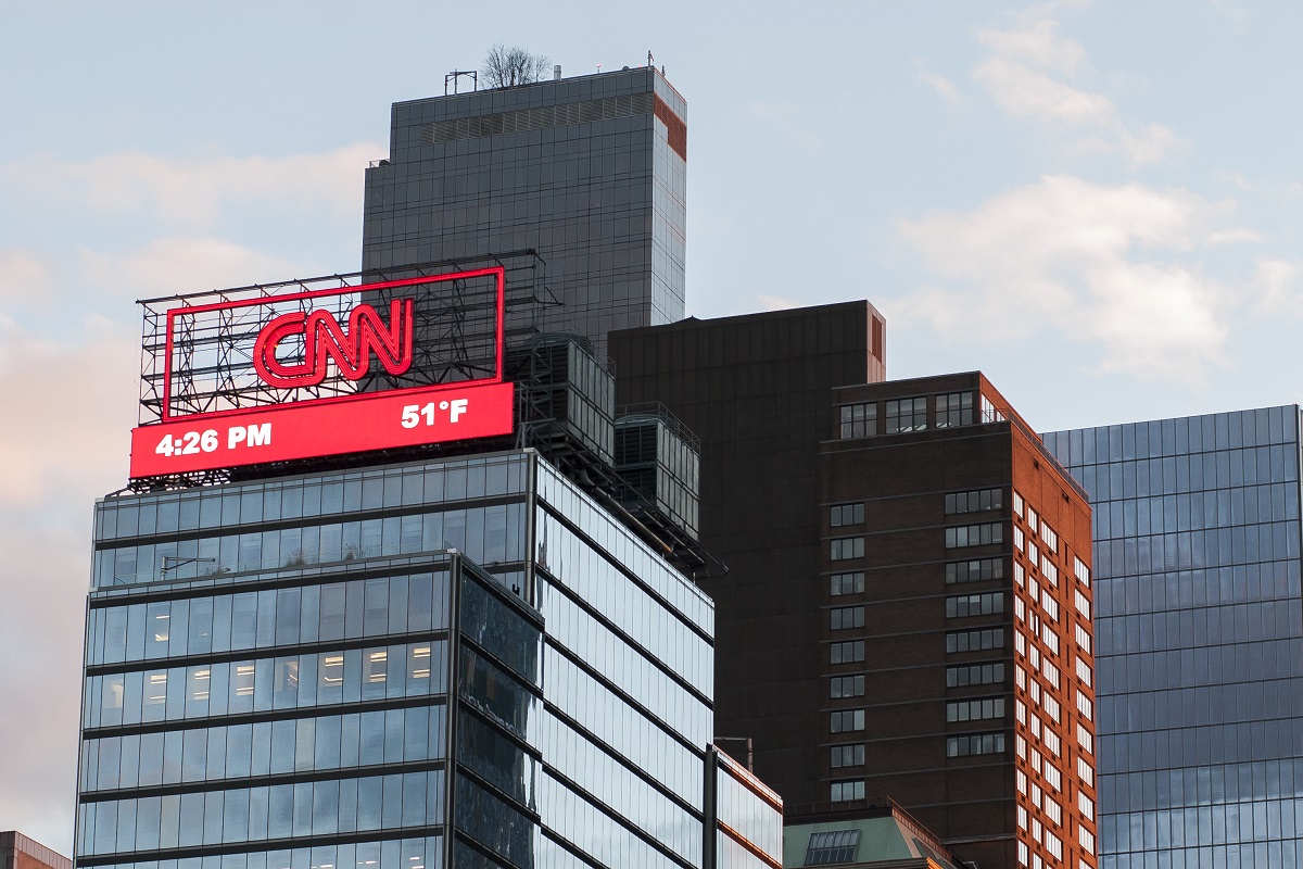 لافتة دعائية لشبكة سي إن إن على أحد المباني الأمريكية. (وكيميديا)