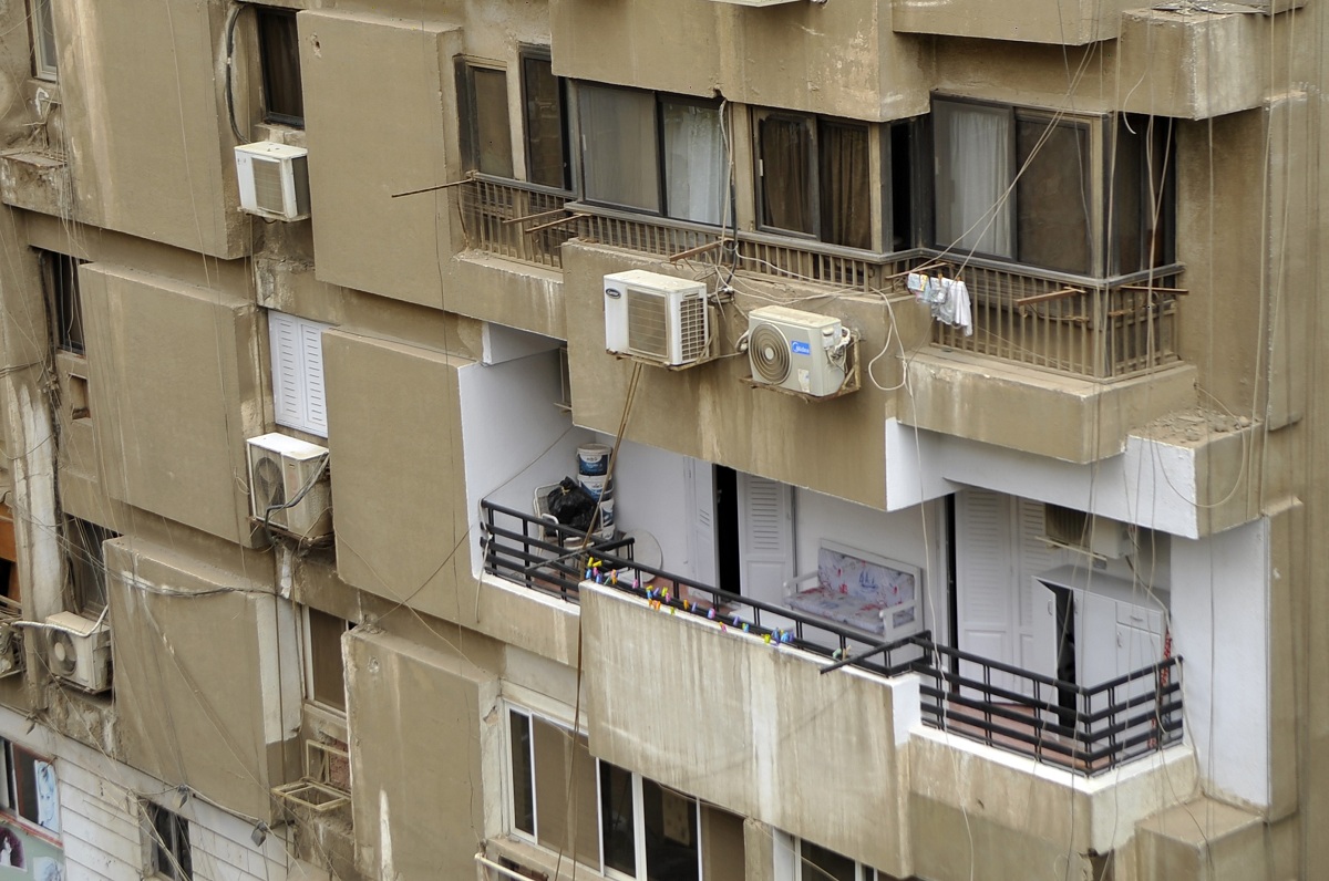 بلكونات وقعت فريسة استغلال كل المساحات الممكنة (حسام علي.إندبندنت عربية)