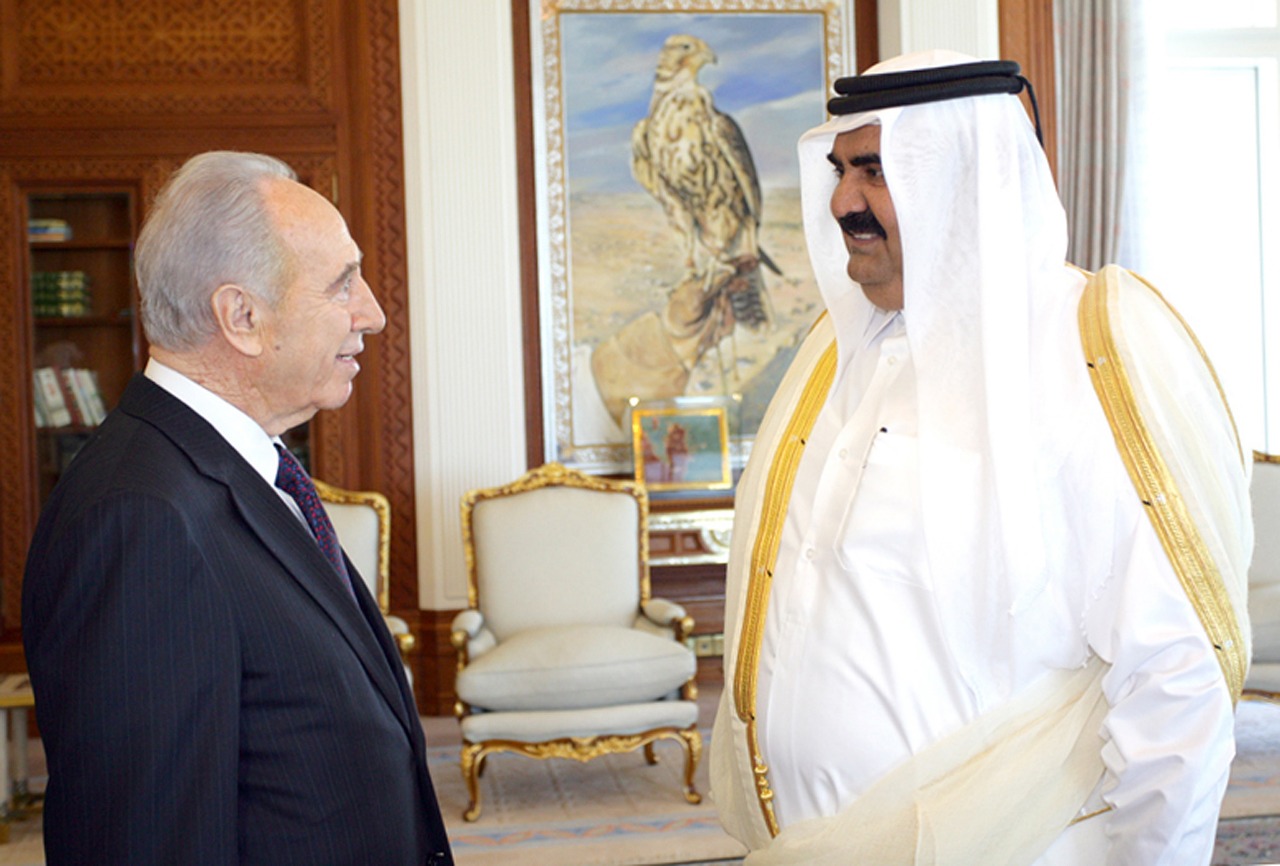 الشيخ حمد بن خليفة آل ثاني يرحب بـ شيمون بيريز في الدوحة 30 يناير 2007 (أ.ف.ب.)