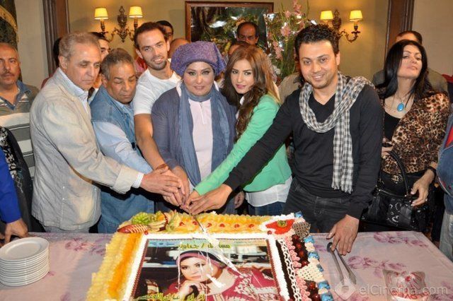 الفنانة سهير رمزي مع طاقم العمل في كواليس مسلسل"جداول". (إندبندنت عربية)