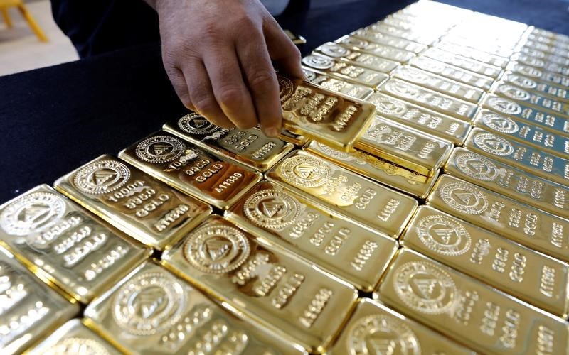 توقعات بأن تتجه البنوك المركزية في الخليج إلى تعزيز حيازتها من الذهب خلال العام الحالي وسط توجه مشابه للاقتصادات الكبرى حول العالم (رويترز)