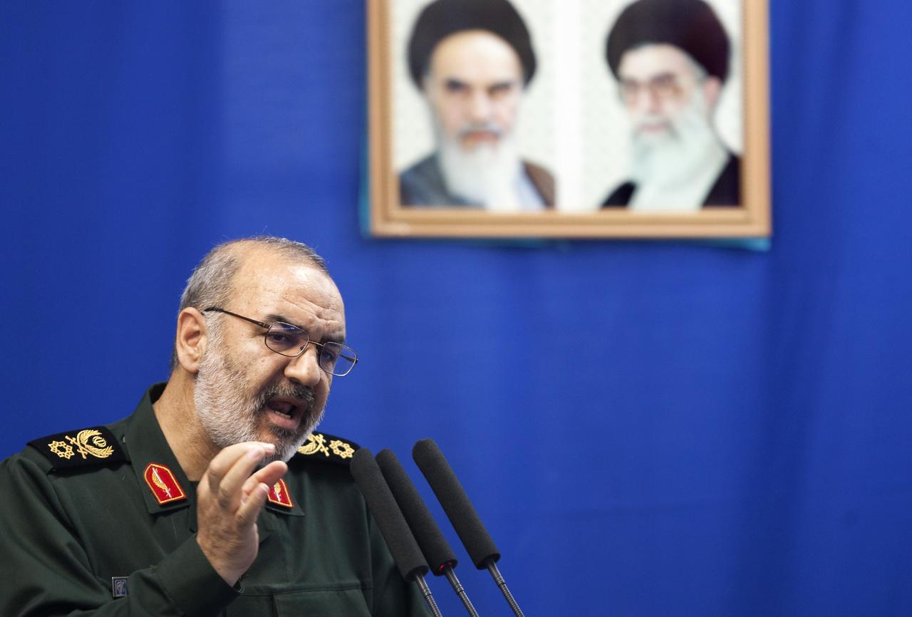 حسين سلامي نائب قائد الحرس الثوري الإيراني في أحد المؤتمرات الصحفية حول سوريا ( رويترز)