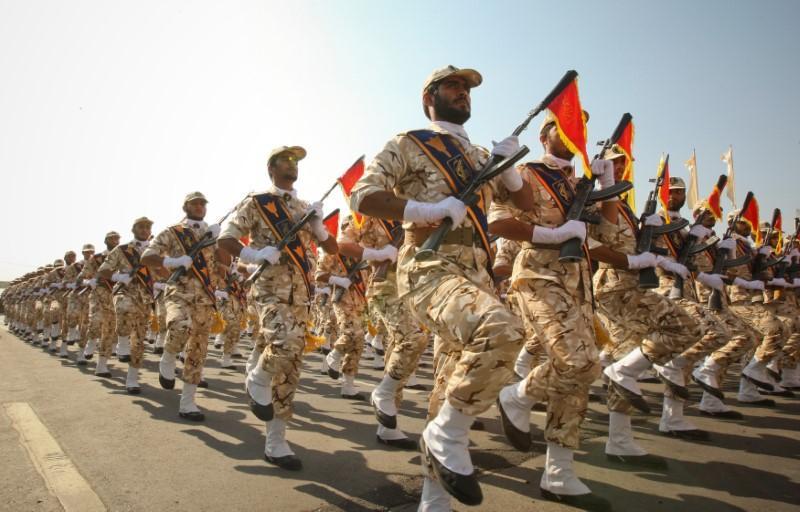أفراد من الحرس الثوري الإيراني في استعراض عسكري في طهران (رويترز)