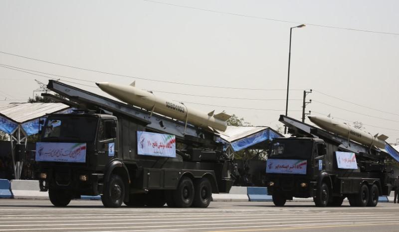صورة أرشيفية لمركبات تحمل صواريخ فاتح-110 خلال عرض عسكري في طهران (رويترز)