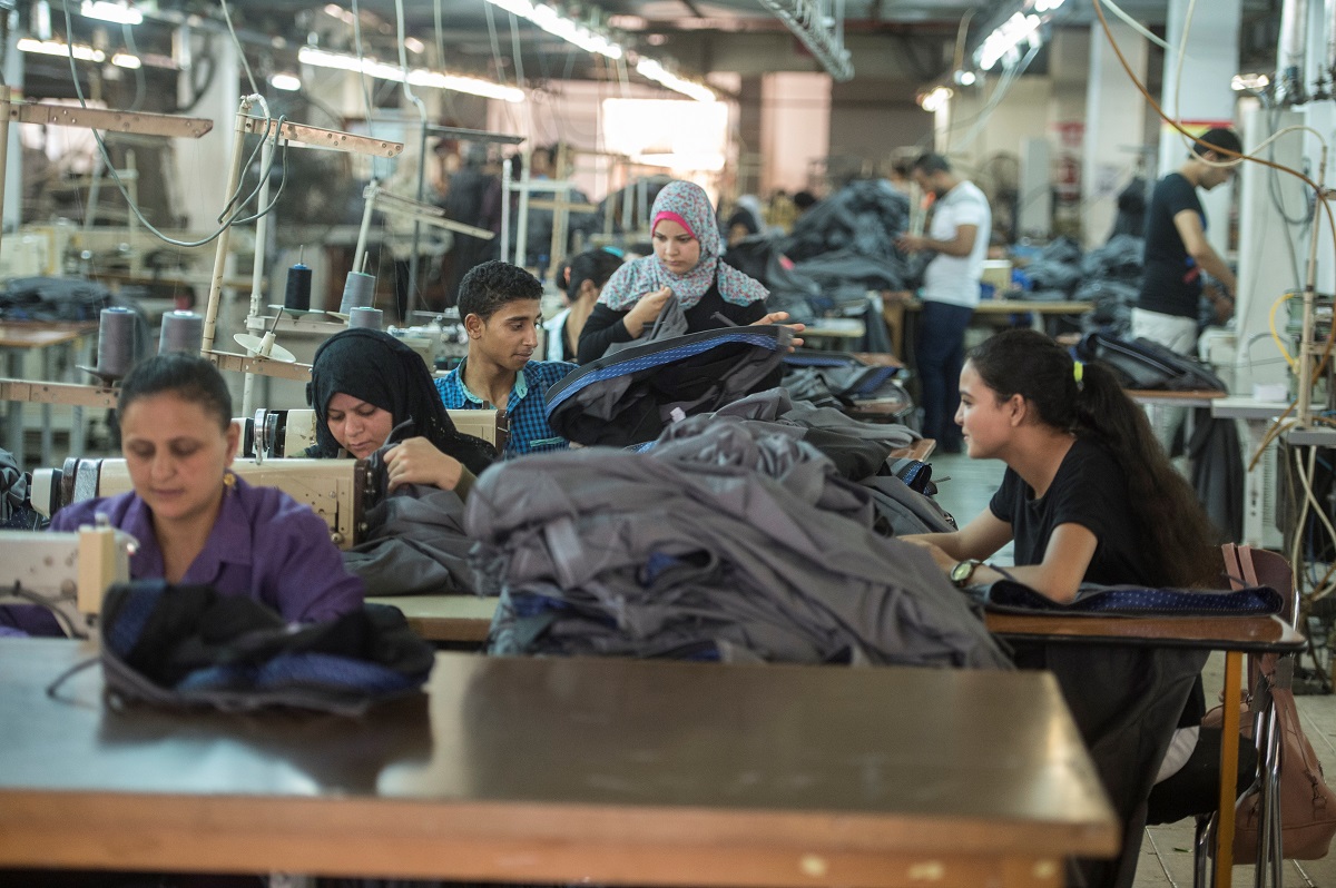 عاملون بمصنع ماري لويس للملابس والمنسوجات القطنية في العاشر من رمضان بالقرب من القاهرة، 29 يوليو 2018  (أ. ف. ب.)