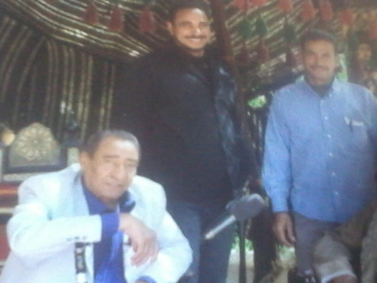 شاعر العامية المصرية الكبير عبد الرحمن الأبنودي ورفيقيه محمود مصطفى وعبده محمود  (خاص إندبندنت عربية)