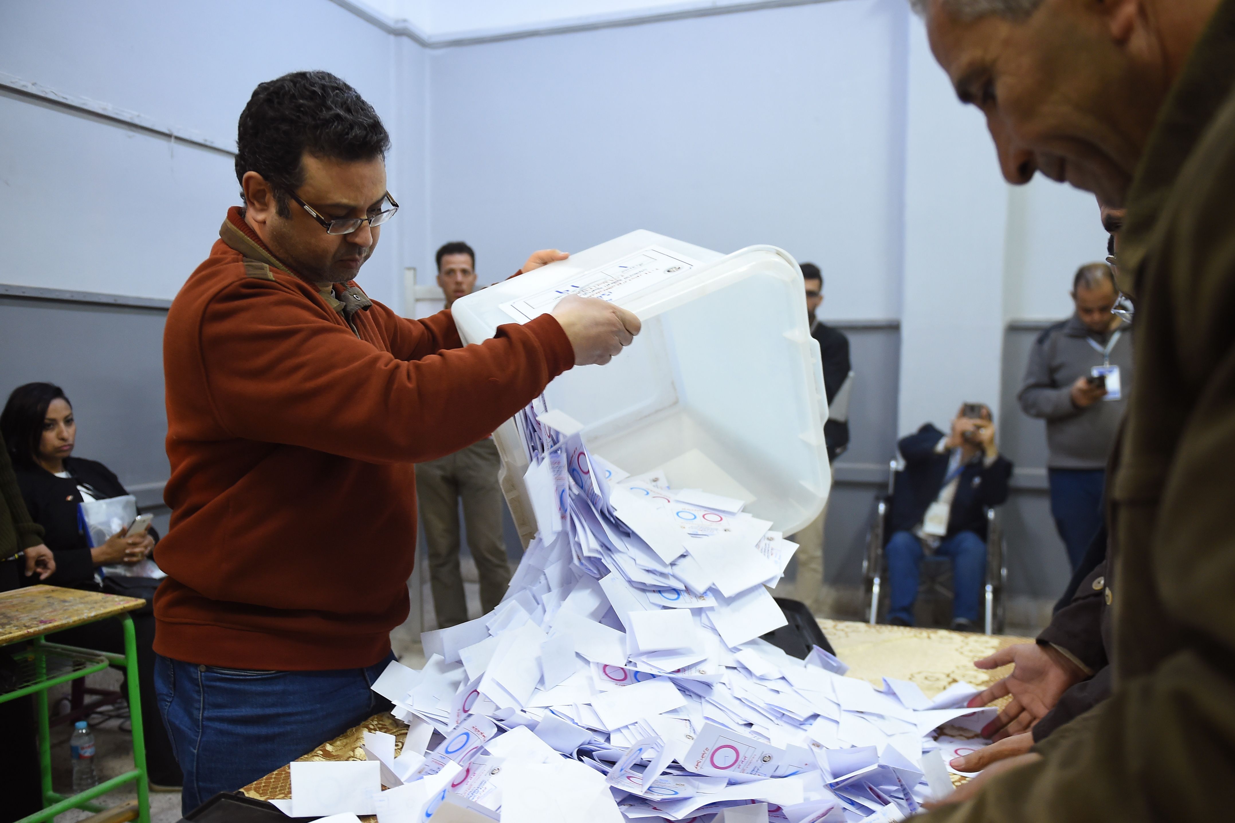 شارك في الاستفتاء 27 مليوناً و193 ألفاً و593 ناخباً (أ.ف.ب)