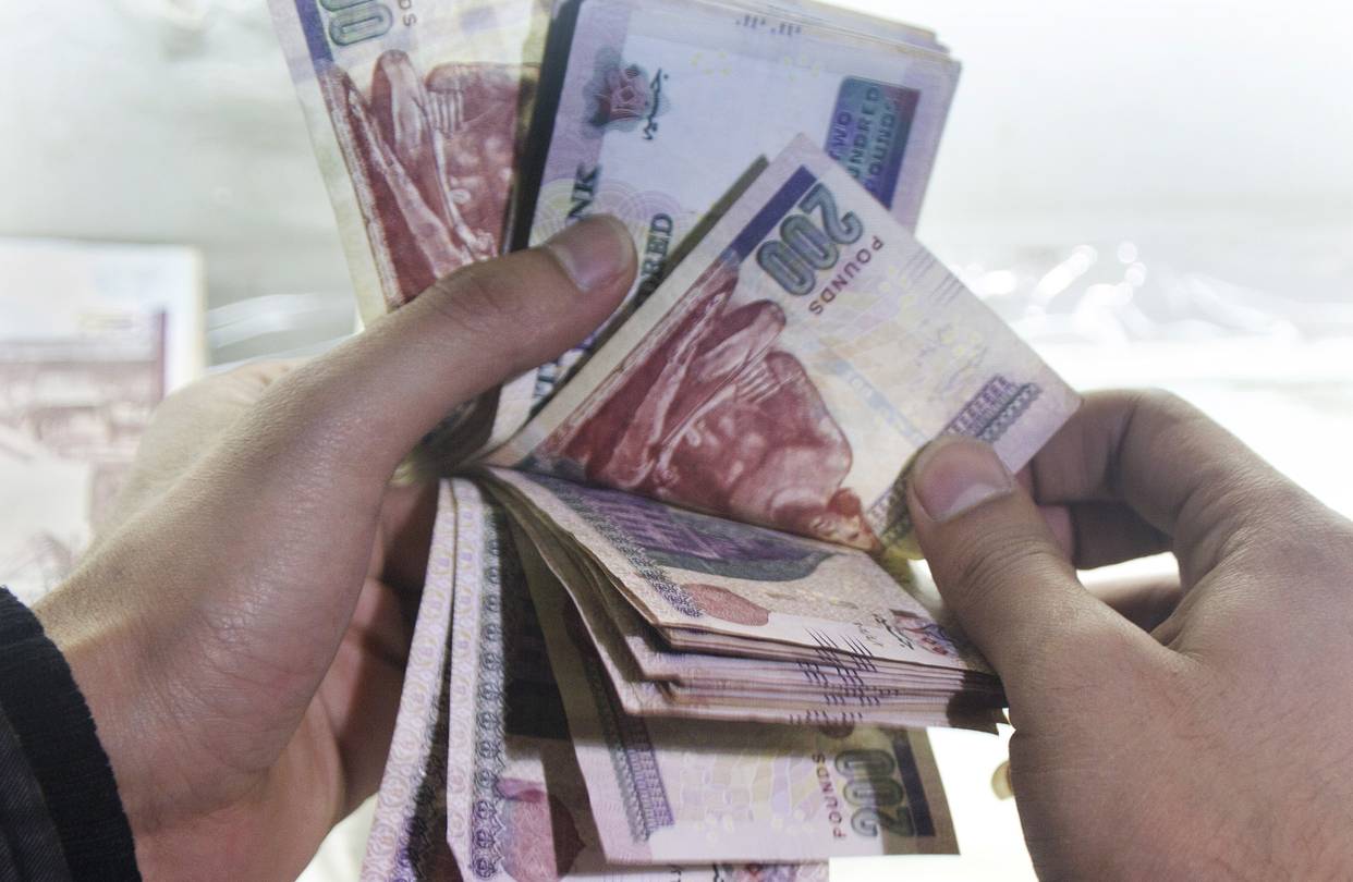 نجح الجنيه المصري في كسر حدود الـ18 جنيهاً مقابل الدولار منذ مطلع يناير الماضي (رويترز)