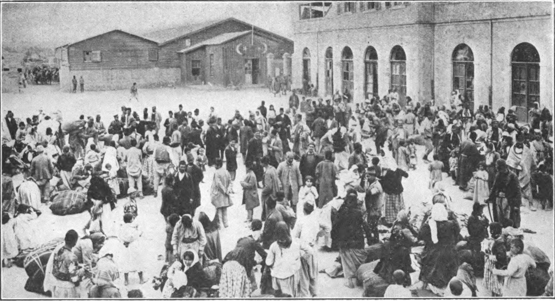 تجمع الأرمن في الميدان الرئيسي للمدينة بأمر من السلطات لترحيلهم لكن ذبحوا في النهاية