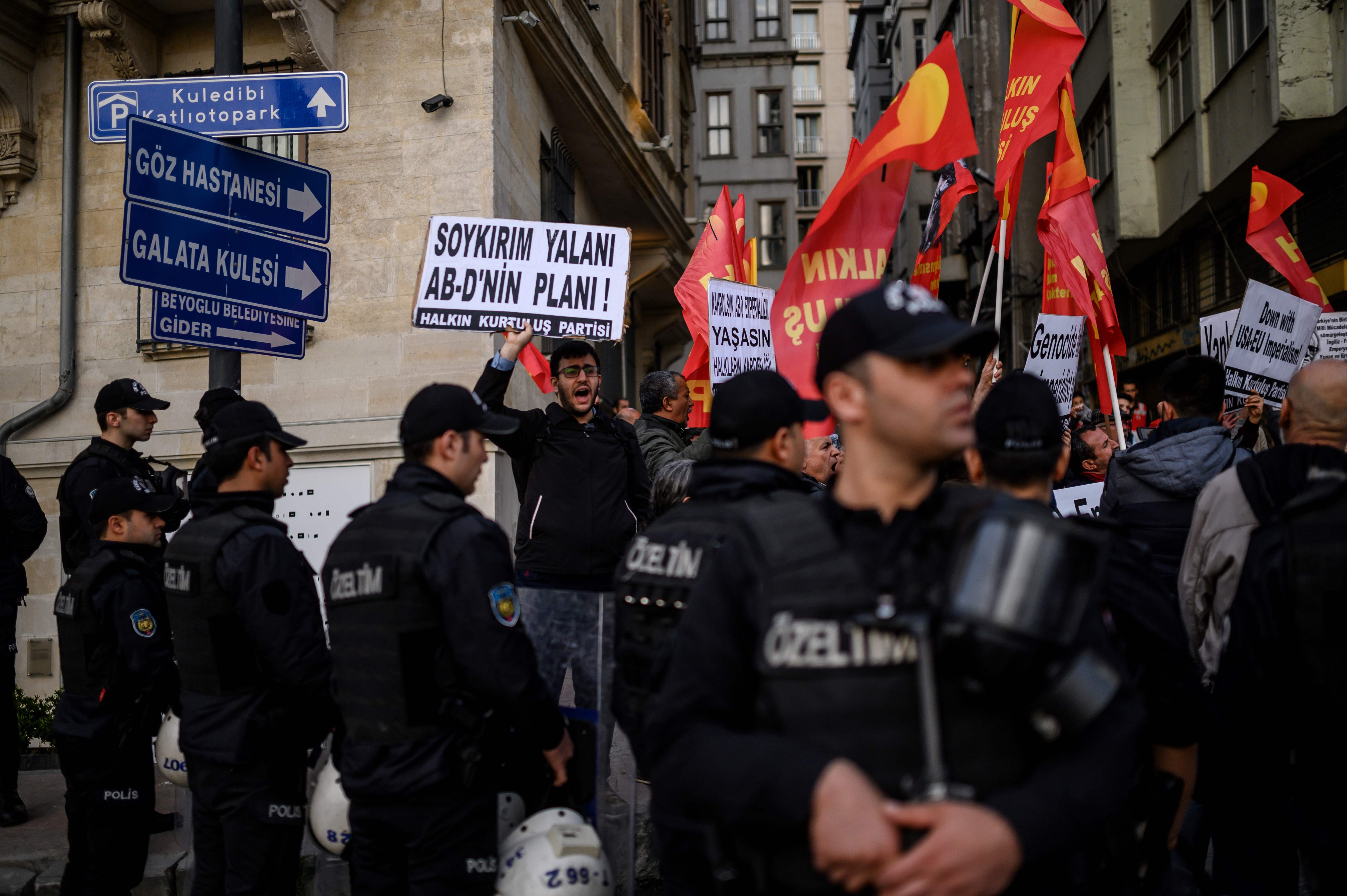 تظاهرات تركية في إسطنبول تندد باعتبار "مذابح الأرمن" جريمة ارتكبتها الدولة العثمانية (أ.ف.ب)