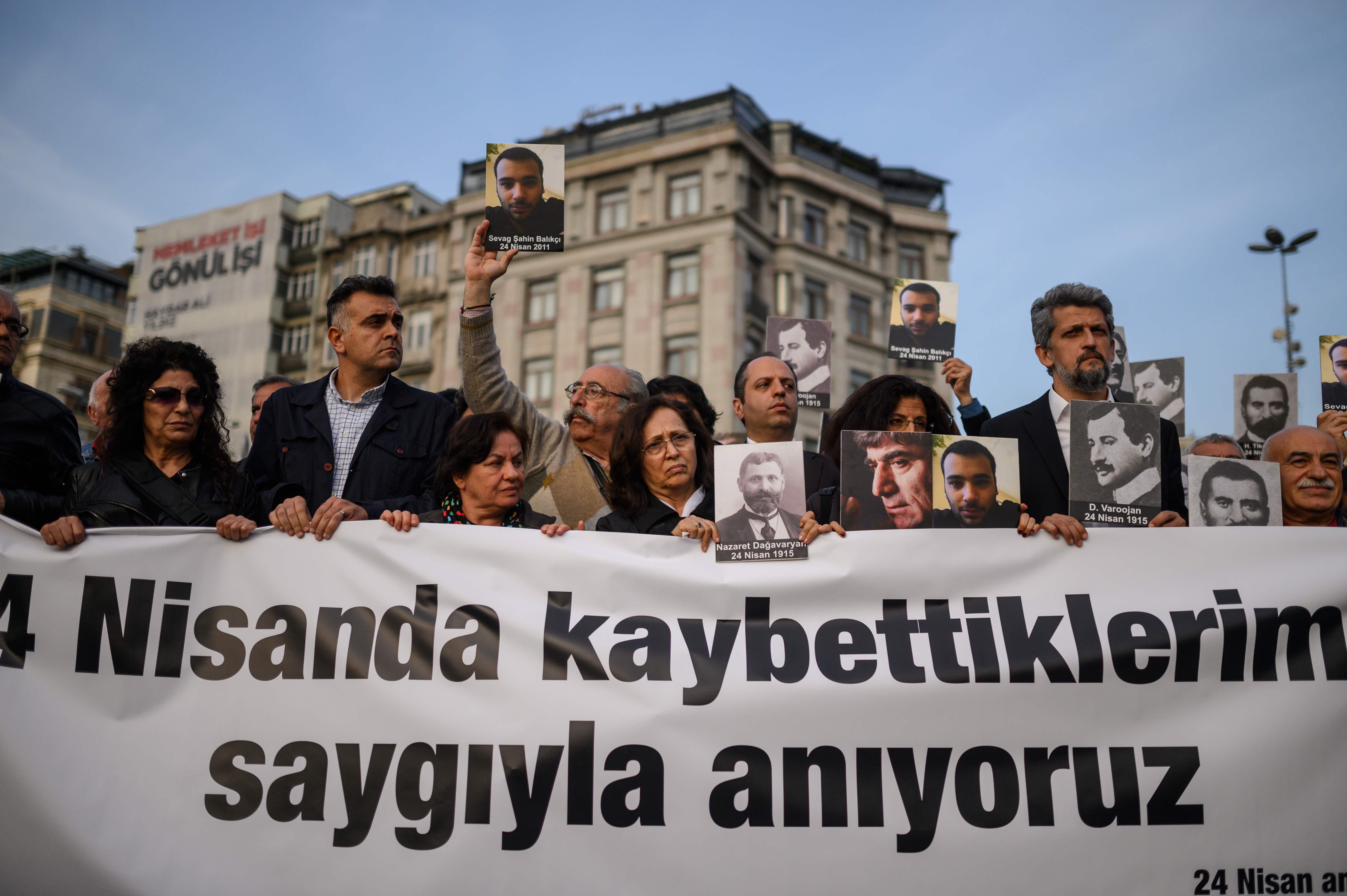 أرمنيون يحملون صور ذويهم المفكرين ضحايا "مذابح 1915" خلال مسيرة فى إسطنبول (أ.ف.ب)