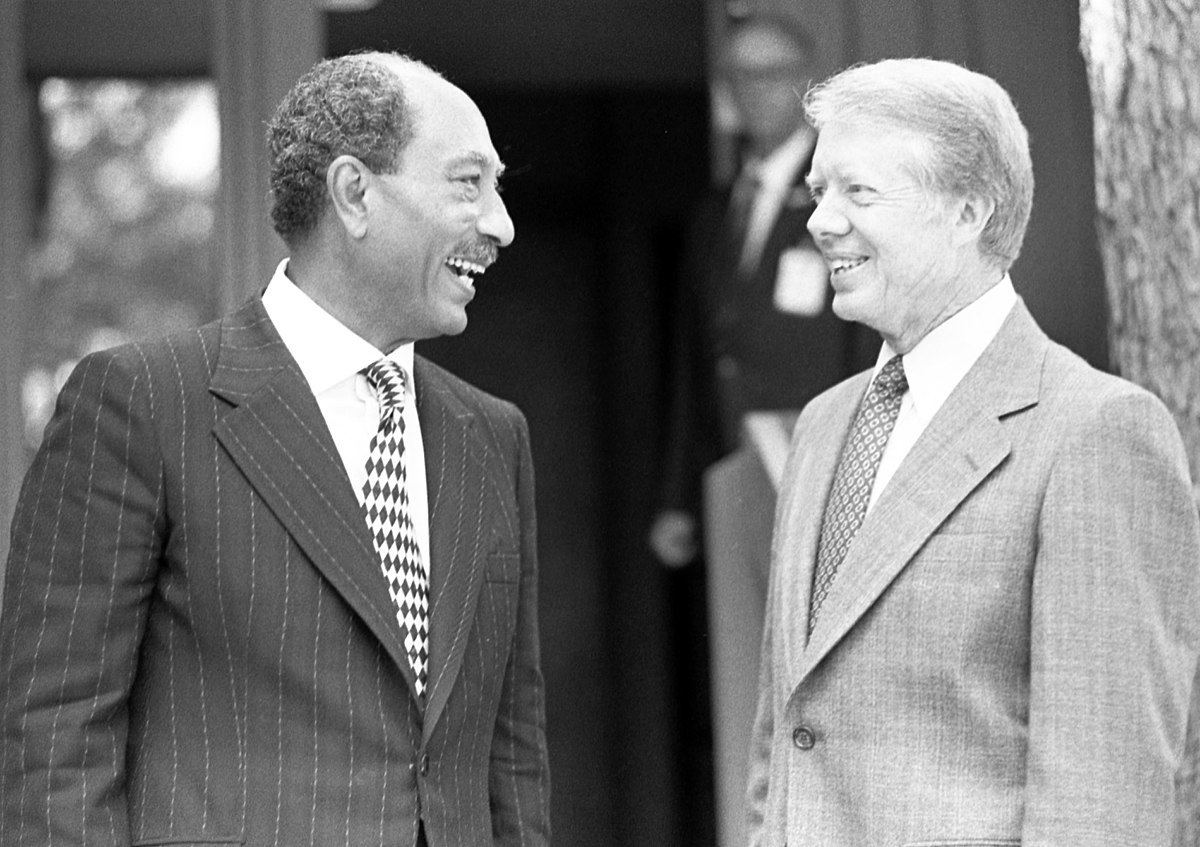 صورة أرشيفية للرئيس المصري الراحل أنور السادات والرئيس الأميركي الأسبق جيمي كارتر أثناء مباحثات مفاوضات السلام سبتمبر 1978 (وكيميديا)