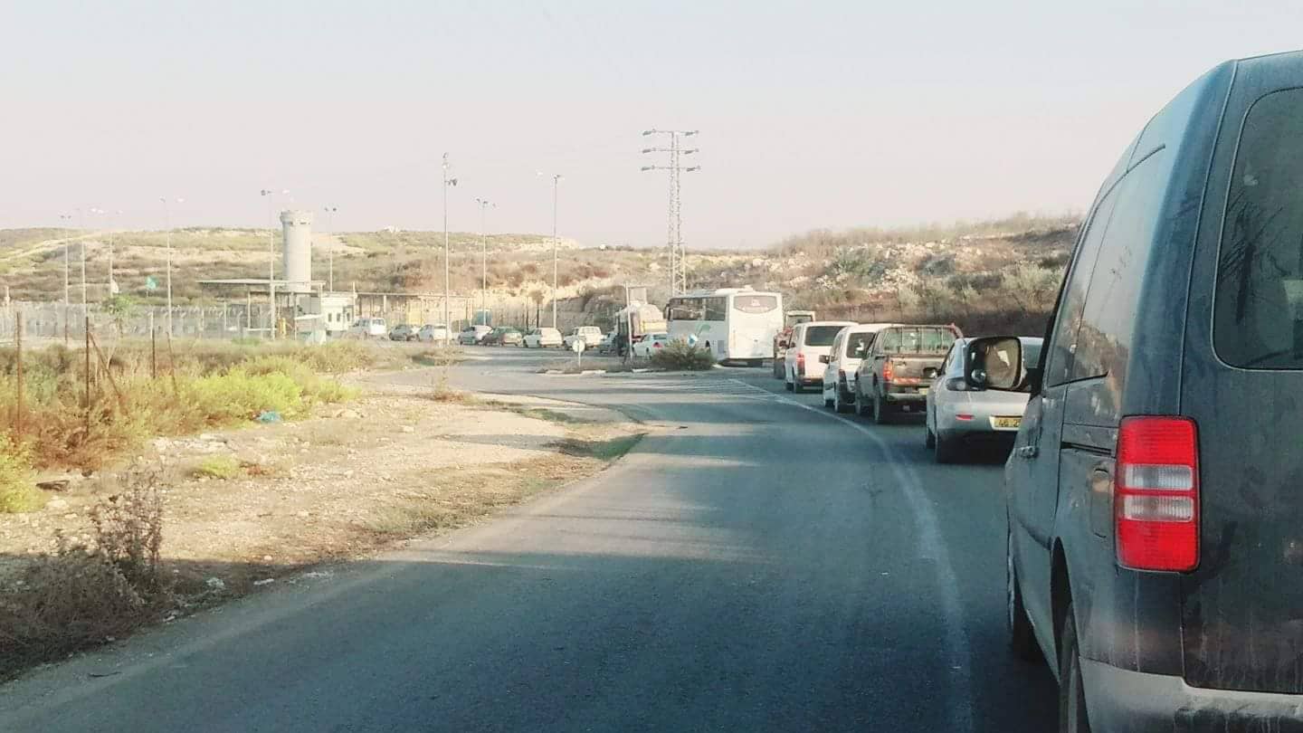 سكان بيت إكسا ينتظرون السماح لهم بالمرور عبر حاجز الجيش الإسرائيلي (اندبندنت عربية)