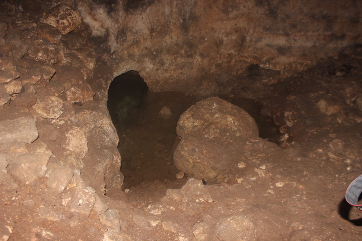 قبور محطمة في قرية اللبن الشرقية قرب نابلس (اندبندنت عربية)