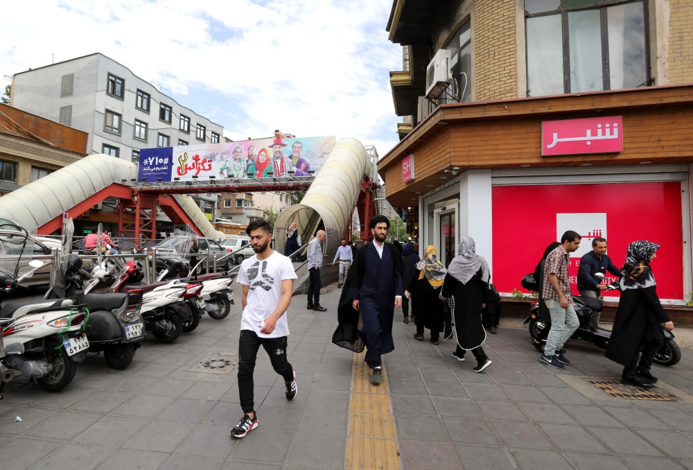 إيرانيون في أحد شوارع طهران (أ.ف.ب)