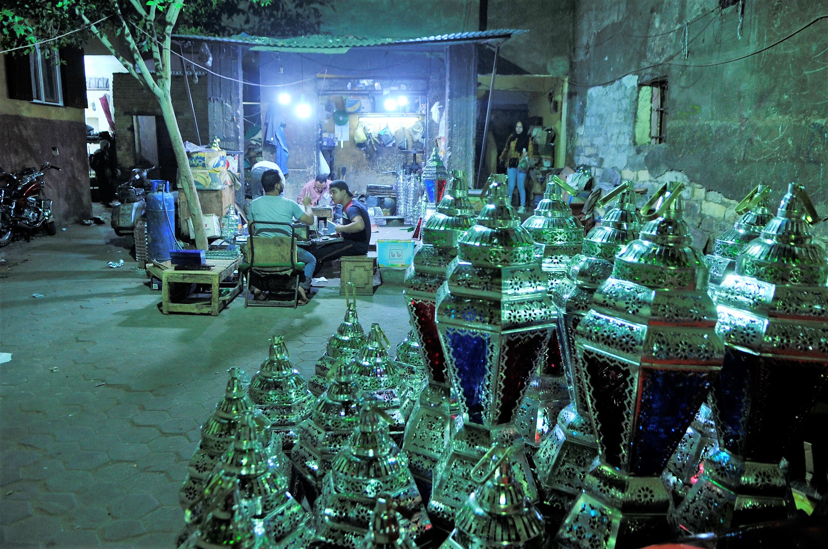 الفانوس النحاسي التقليدي لا يزال هو الأصل وبقي صامداً ولم ينته بدخول أشكال أخرى (حسام علي. إندبندنت عربية)