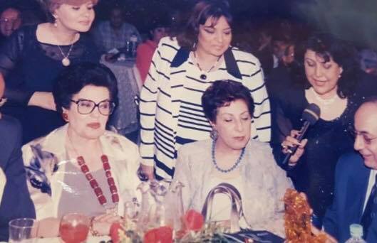 الإذاعية سميحة دحروج بجوار الشاعر والإذاعي الكبير عمر بطيشة وفي الخلفية الإذاعية إيناس جوهر  (صفحة عمر بطيشة على فيسبوك)