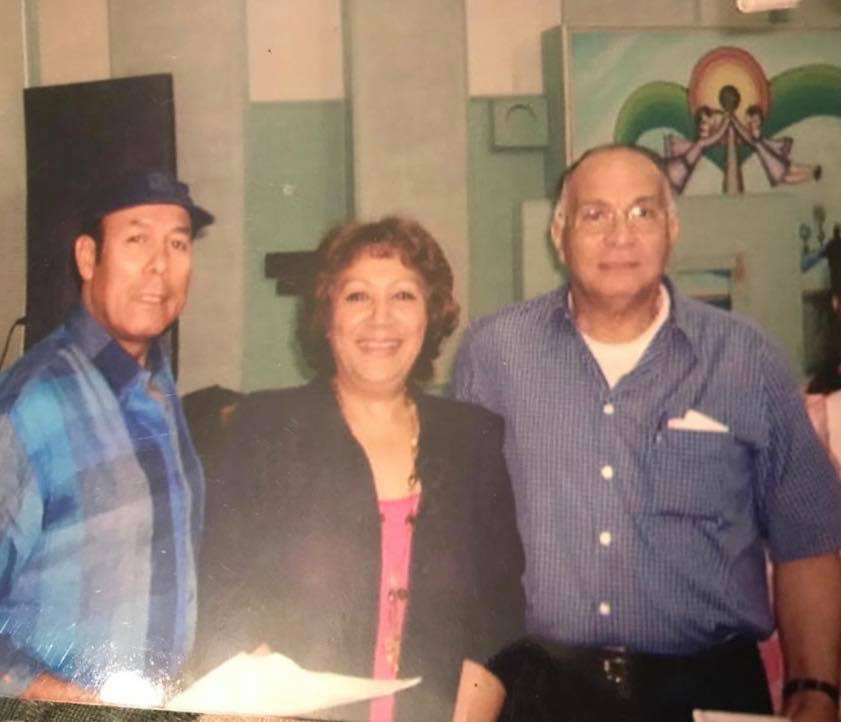 الإذاعية حكمت الشربيني مع الكاتب الراحل مصطفى أمين (الألبوم الشخصي لحكمت الشربيني)