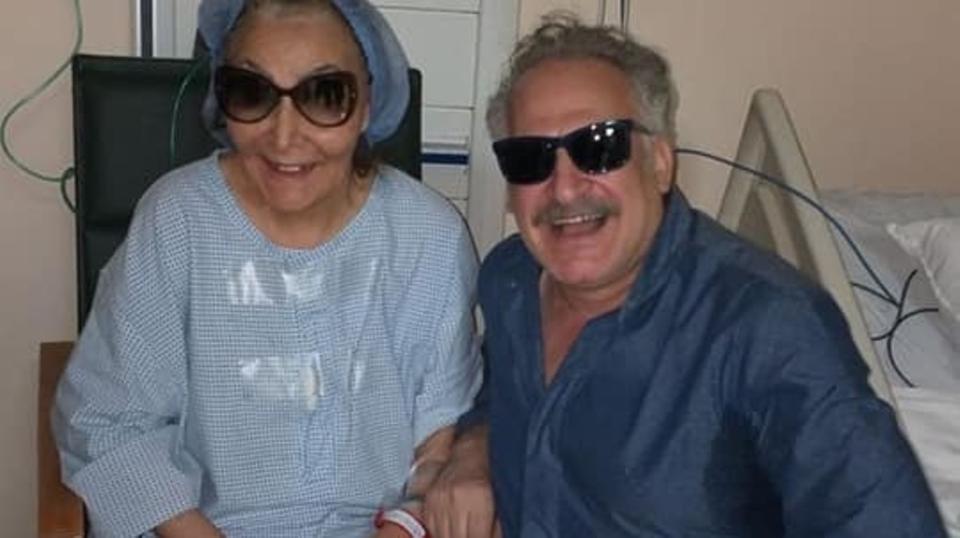 الفنانة سهير البابلي مع المخرج عمر زهران في المستشفى (حساب المخرج على فيسبوك)