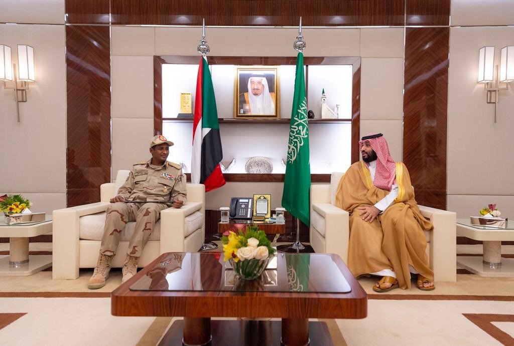 ولي العهد السعودي الأمير محمد بن سلمان خلال لقاء نائب رئيس المجلس العسكري الانتقالي السوداني الفريق أول محمد حمدان دقلو (واس)