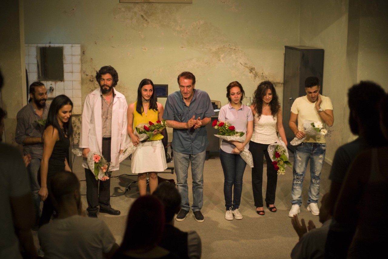 thumbnail_لقطة من تحية الجمهور مسرحية درس قاسي.jpg