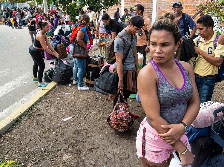 Venezuelan at the Peruvian border afp.jpg