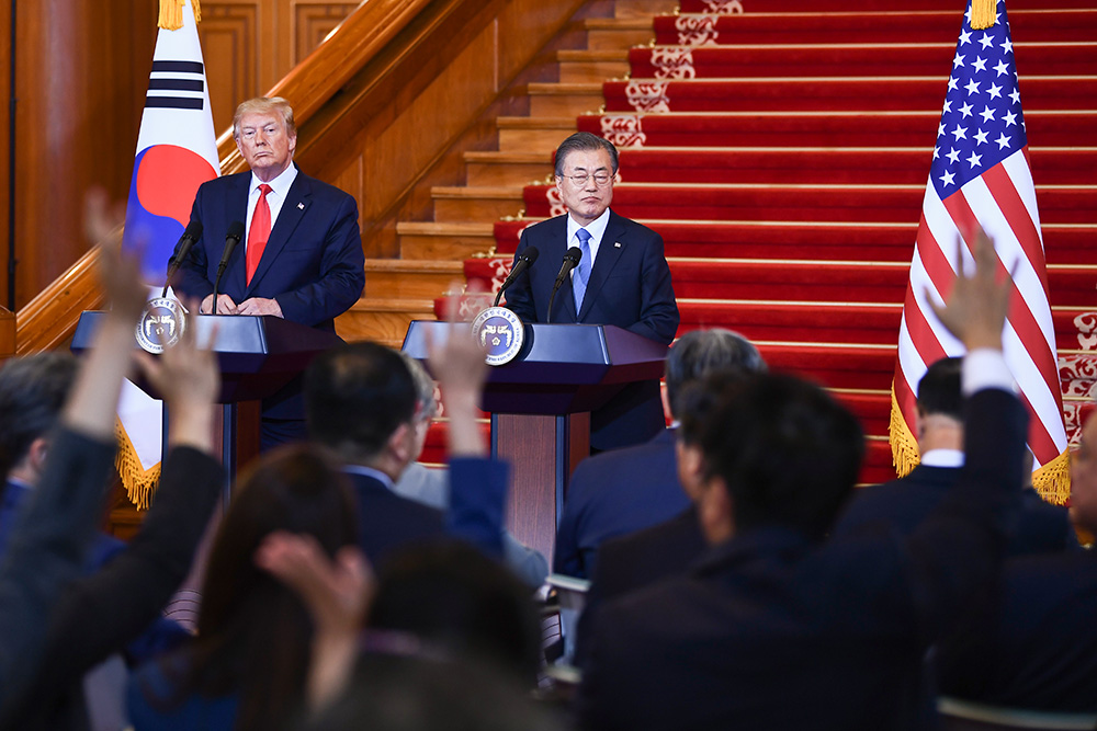 الرئيس الأميركي دونالد ترمب والرئيس الكوري الجنوبي مون جاي-إن خلال مؤتمر صحافي بسيول في 30 يونيو (أ.ف.ب)