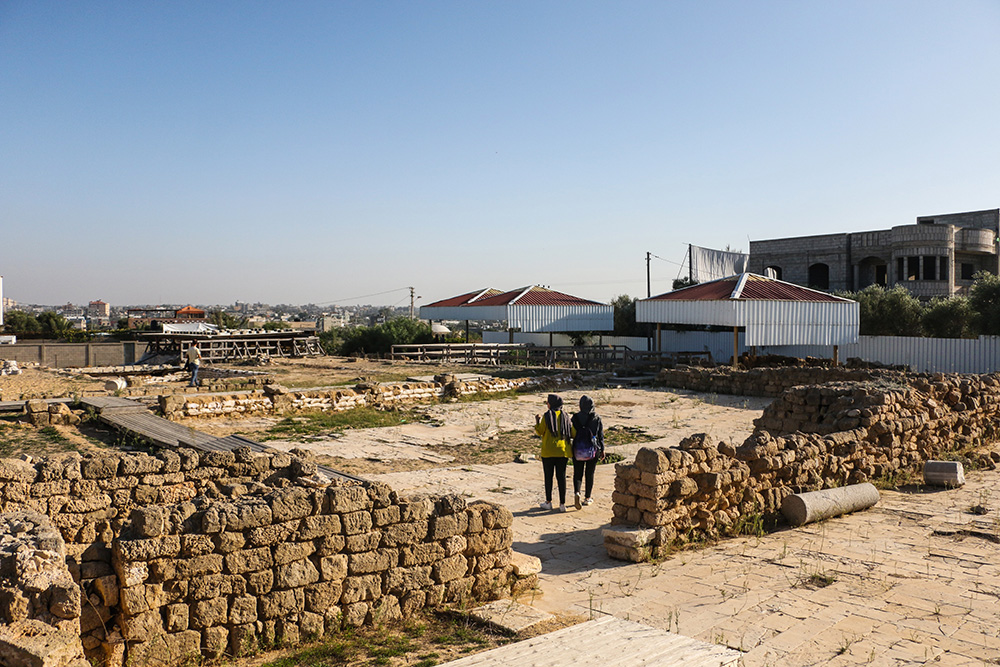 فتاتان تتجولان في منطقة تلّ أم عامر الأثرية التي تعود إلى العصر البيزنطي (أحمد حسب الله)