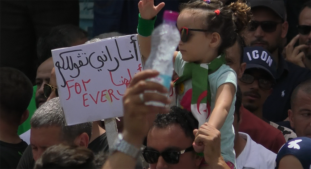 من الشعارات التي رفعت في الجمعة 23 (اندبندنت عربية)