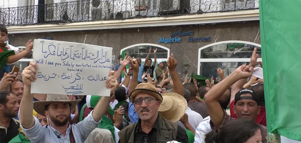 متظاهرون جزائريون يشاركون في مسيرة الجمعة 23 في العاصمة (اندبندنت عربية)