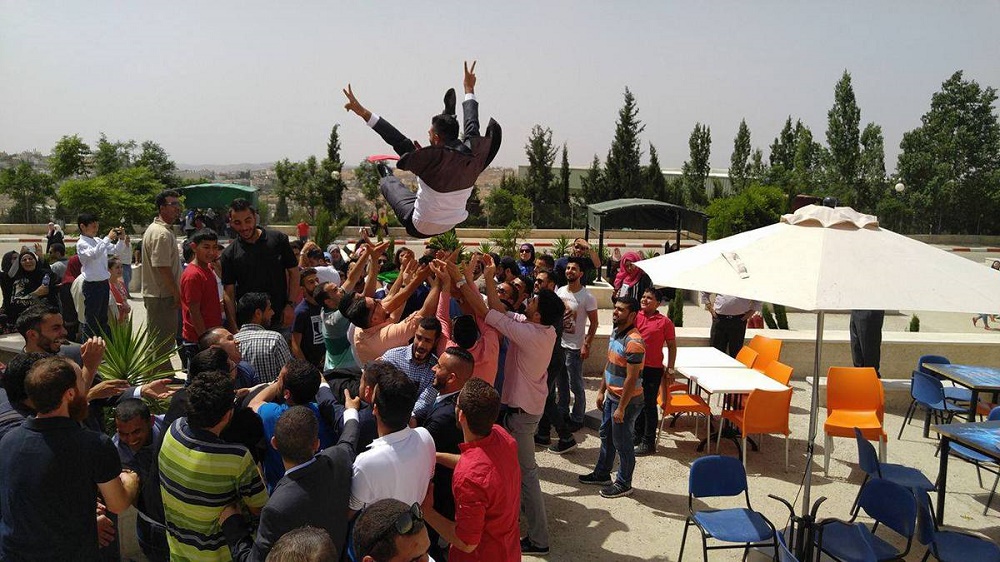 الشاب ناصر دلاش اثناء حفل التخرج .jpg