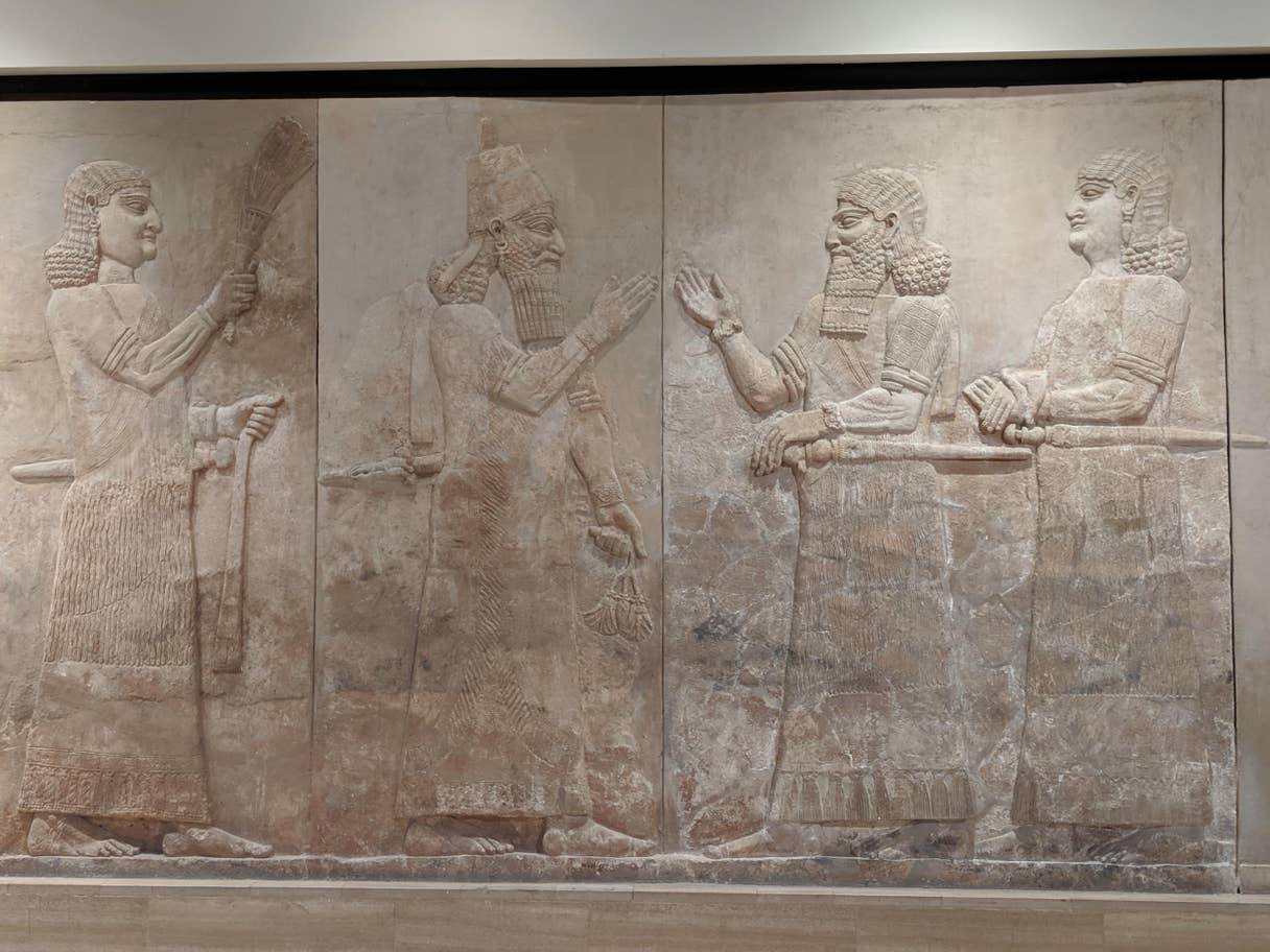 جدارية تصور الملك الآشوري سرغون الثاني من قصره الملكي في نينوى اليوم ويعتقد أن الجدارية التي يبلغ ارتفاعها 3 أمتار والمصنوعة من الرخام تعود إلى عام 710 قبل الميلاد (الإندبندنت وريتشارد هول) 