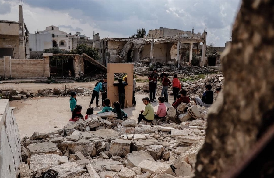 مسرح الدمى في ريف إدلب وسط الدمار