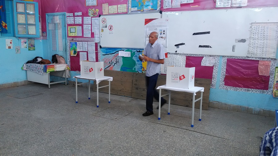 تونسي يتوجه إلى الصندوق لانزال ورقته بعدما اختار مرشحه للرئاسة (اندبندنت عربية)