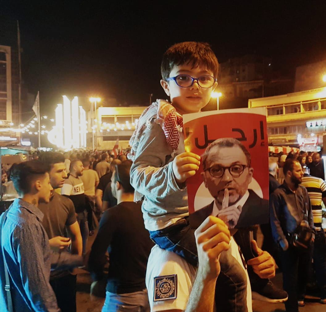متظاهر في ساحة النور بطرابلس يطالب وزير الخارجية اللبناني جبران باسيل بـ"الرحيل" (وسائل التواصل)