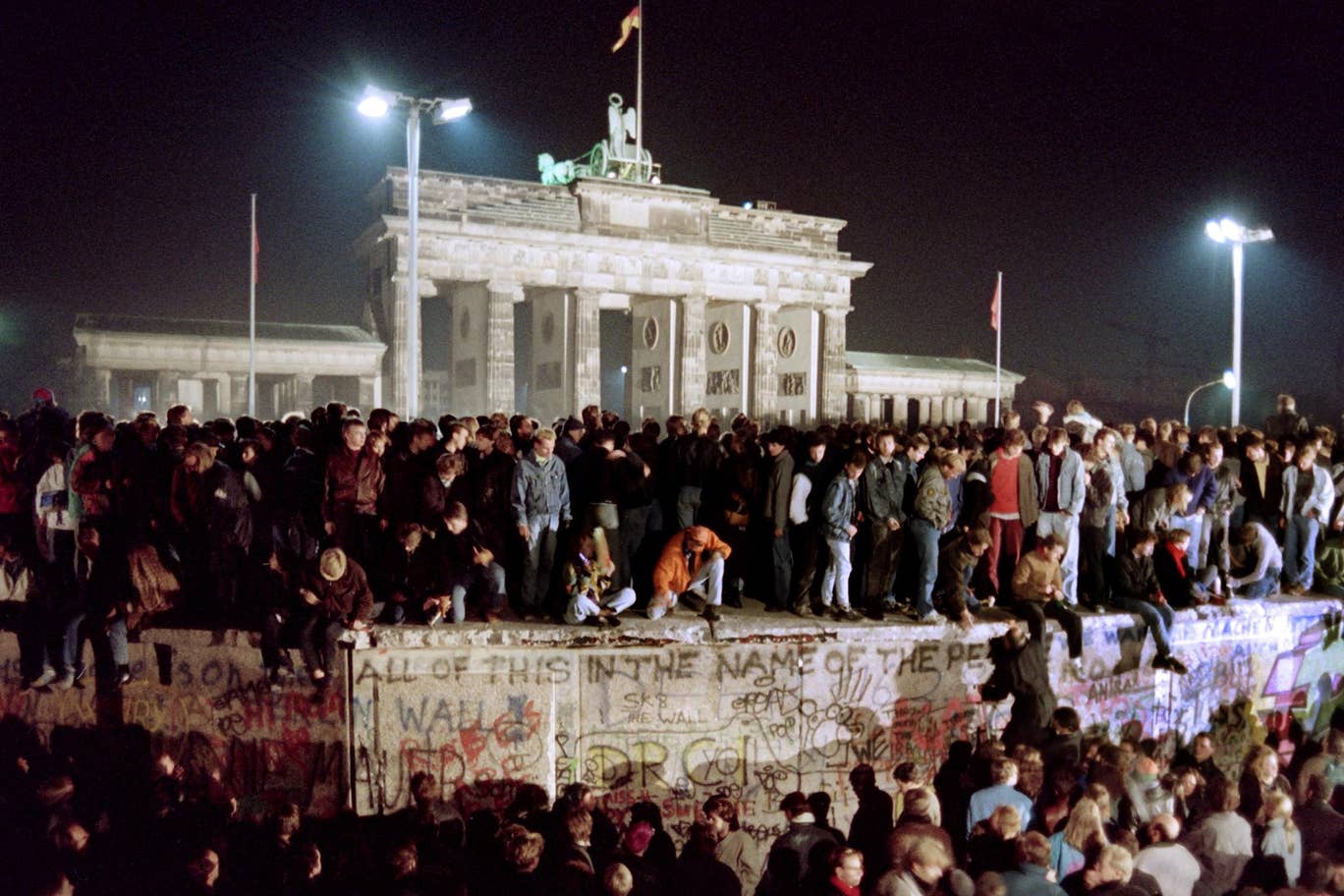 جدار برلين ويظهر خلفه بوابة براندنبيرغ في 11 نوفمبر 1991 (غيتي)
